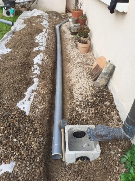 Tranchée à la main pour le raccordement des eaux pluviales