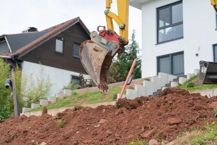 Terrassement de terrain en pente à Saint-Étienne-sur-Chalaronne, Bourg-en-Bresse, 347 Terrassement
